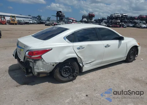 2015 Nissan Altima 2.5 S z USA, uszkodzony, nr VIN 1N4AL3AP9FN321531